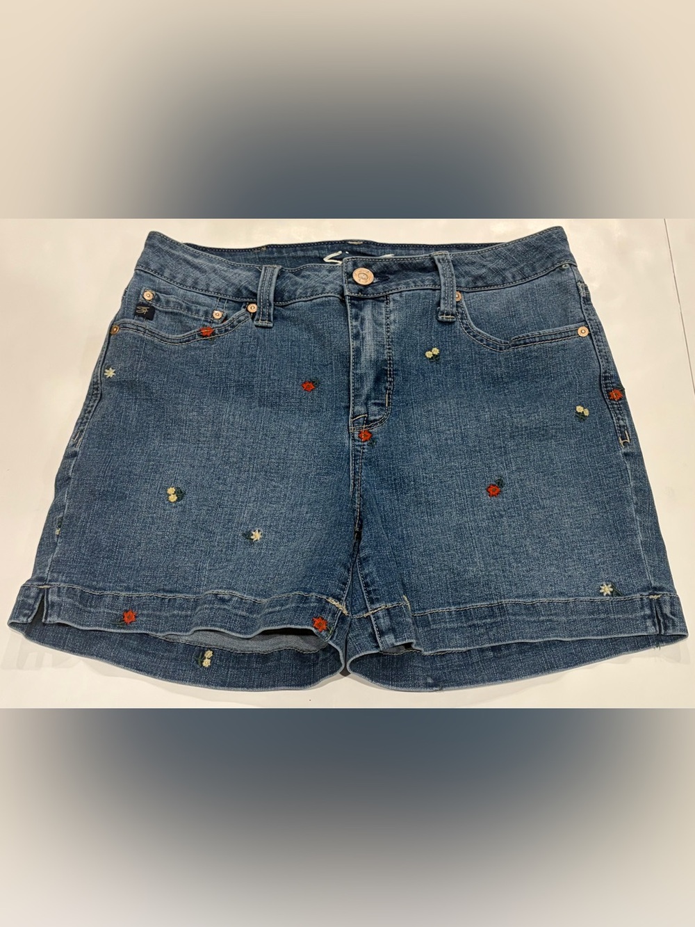 Seven7 Embroidered Floral Weekend Denim Shorts Size 6 Medium Wash Stretch